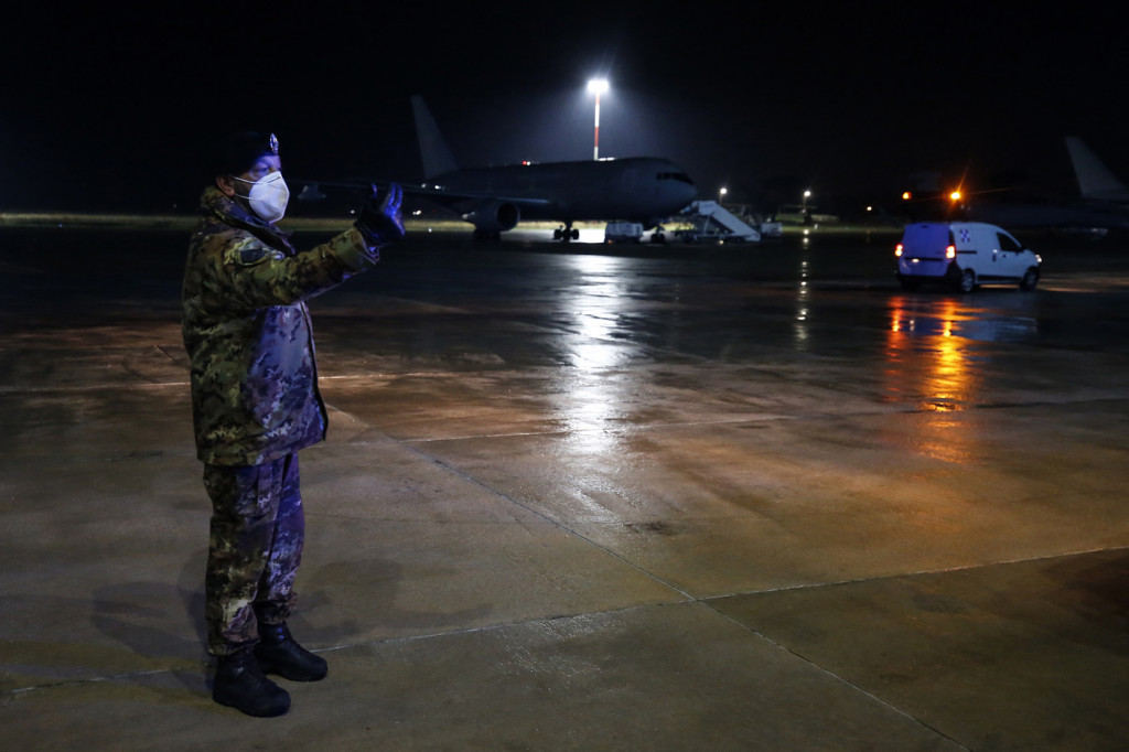 Galleria foto 'Vaccine day, in tutta Italia inoculate le prime dosi | FOTOGALLERY' - foto 6
