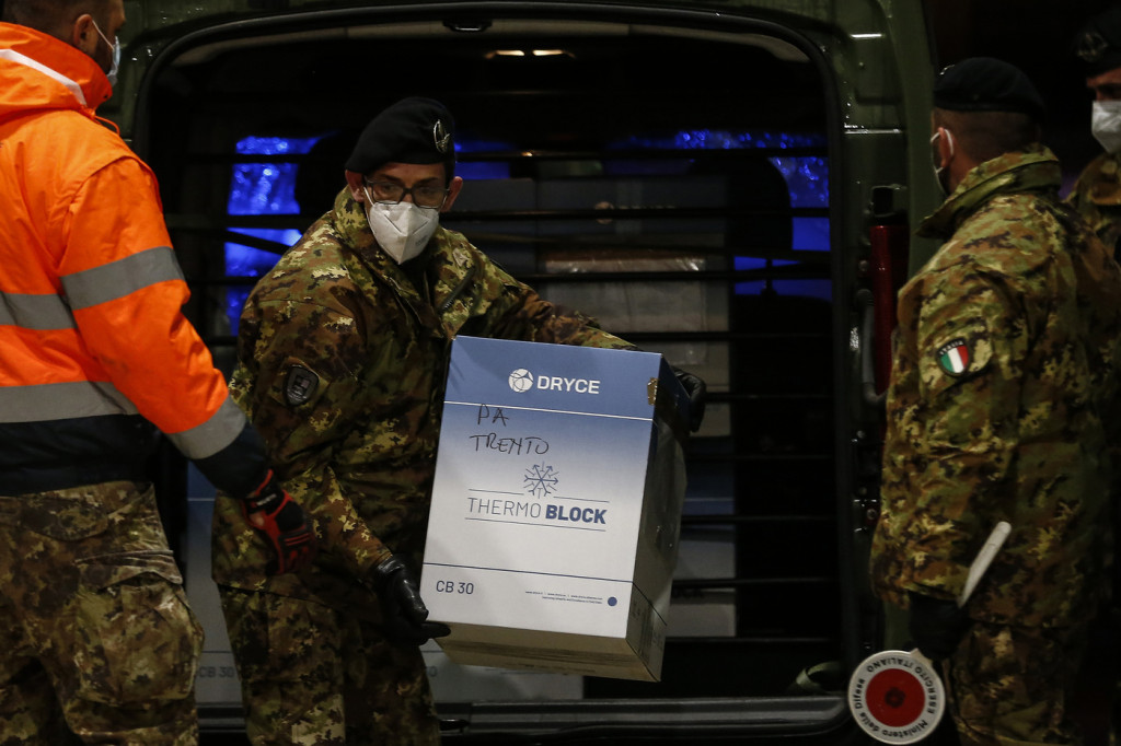 Galleria foto 'Vaccine day, in tutta Italia inoculate le prime dosi | FOTOGALLERY' - foto 7
