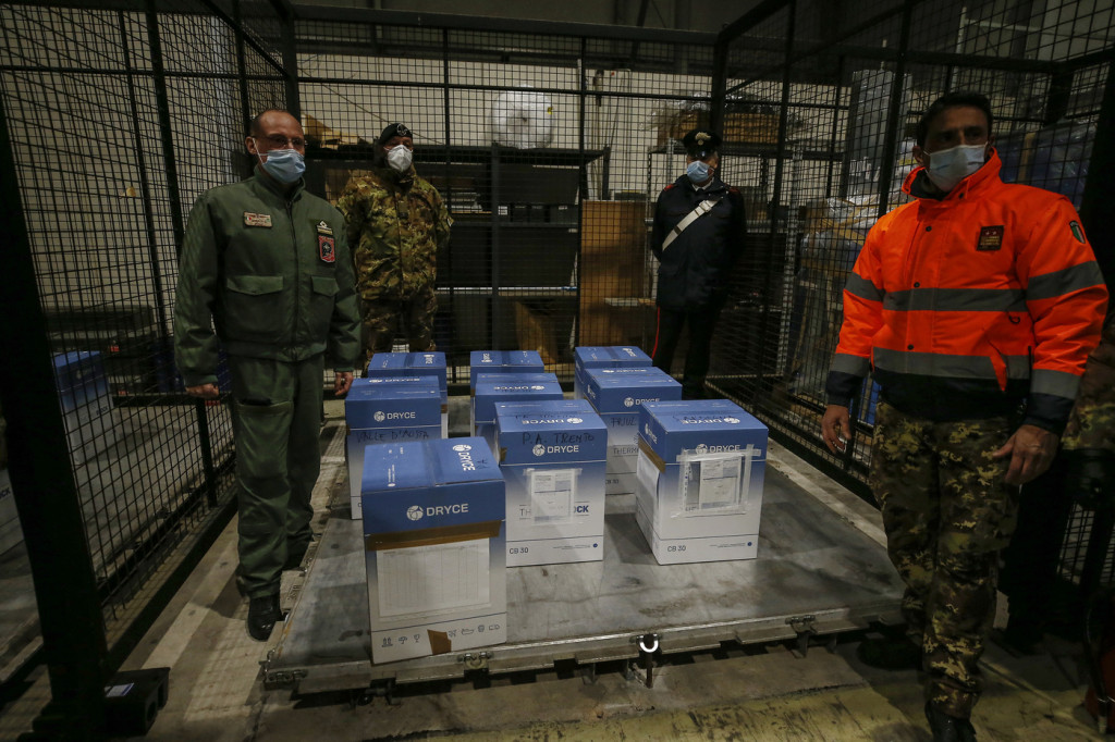 Galleria foto 'Vaccine day, in tutta Italia inoculate le prime dosi | FOTOGALLERY' - foto 9