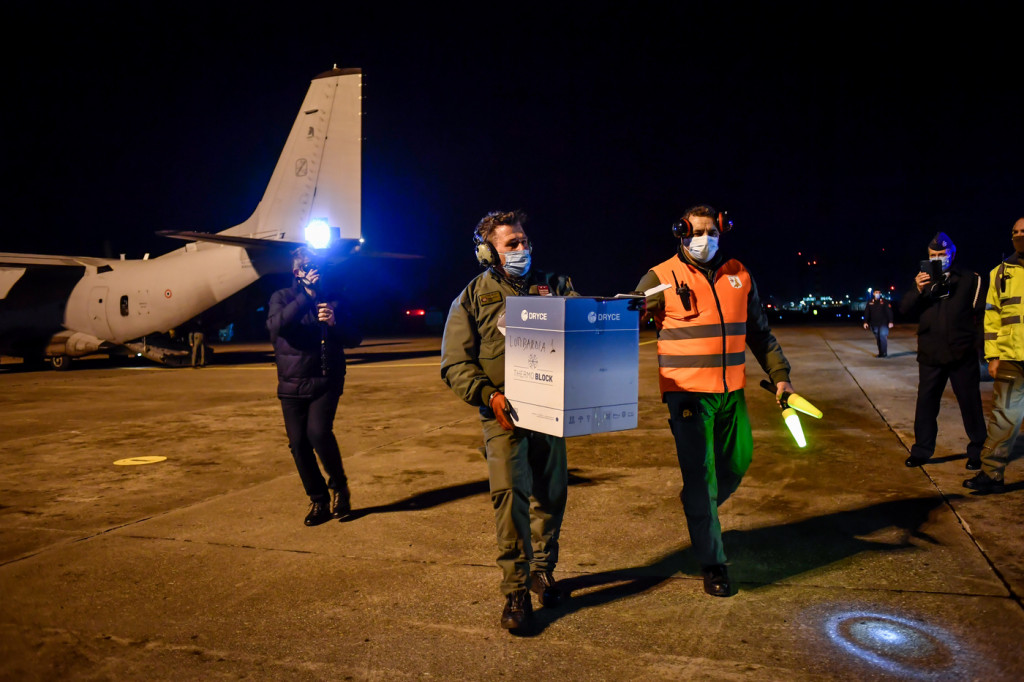 Galleria foto 'Vaccine day, in tutta Italia inoculate le prime dosi | FOTOGALLERY' - foto 10