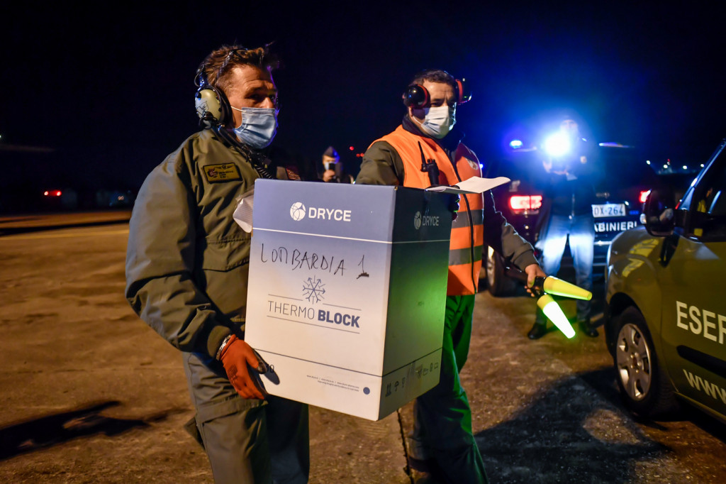 Galleria foto 'Vaccine day, in tutta Italia inoculate le prime dosi | FOTOGALLERY' - foto 11