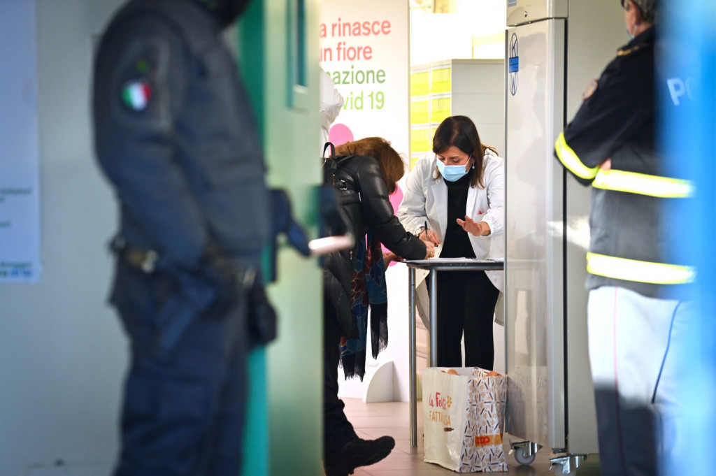 Galleria foto 'Vaccine day, in tutta Italia inoculate le prime dosi | FOTOGALLERY' - foto 16