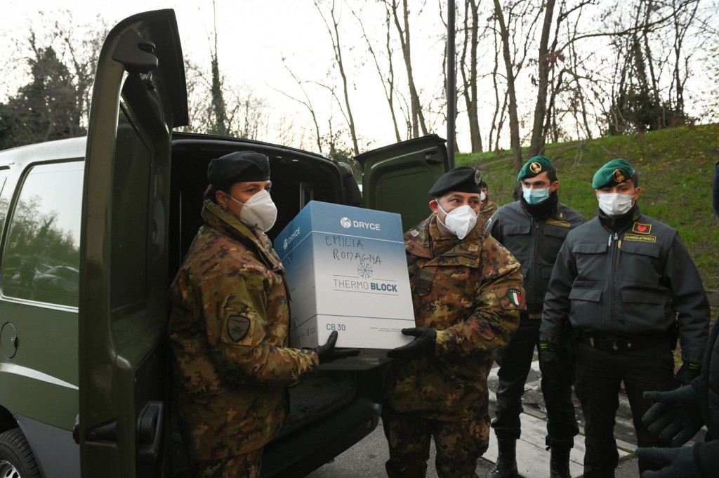 Galleria foto 'Vaccine day, in tutta Italia inoculate le prime dosi | FOTOGALLERY' - foto 17
