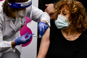 Vaccine day, in tutta Italia inoculate le prime dosi | FOTOGALLERY