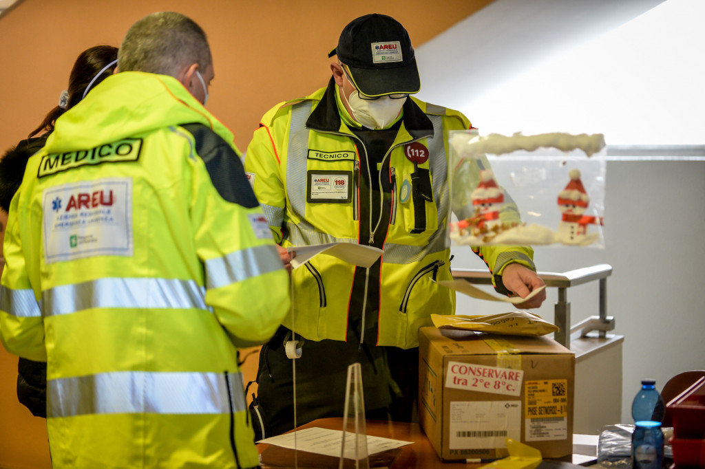 Galleria foto 'Vaccine day, in tutta Italia inoculate le prime dosi | FOTOGALLERY' - foto 27