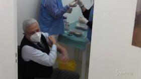 V-Day a Napoli, il primo vaccino somministrato al Cotugno
