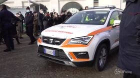 V-Day, scortati dai carabinieri partono da Milano i vaccini diretti in Lombardia