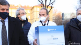 V-day: arrivate le dosi a Torino, professor Di Perri il primo vaccinato