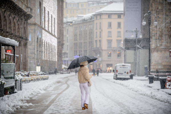 Milano si risveglia sotto la neve: le foto della città imbiancata