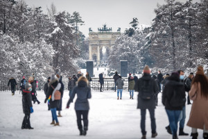 Milano si risveglia sotto la neve: le foto della città imbiancata
