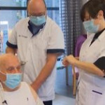 Belgio, il primo vaccinato è un 96enne