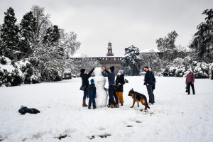 Milano si risveglia sotto la neve: le foto della città imbiancata