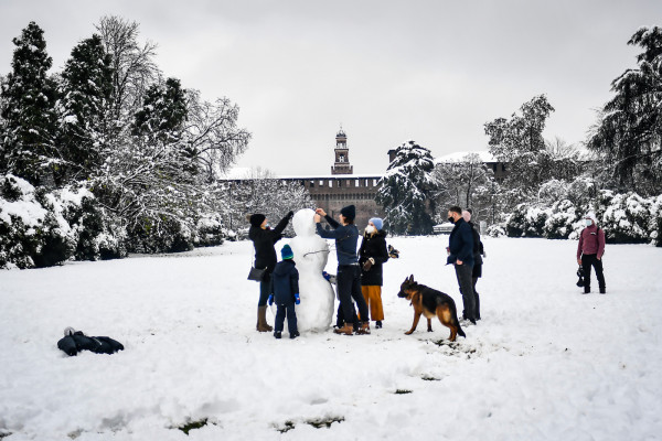 Milano si risveglia sotto la neve: le foto della città imbiancata