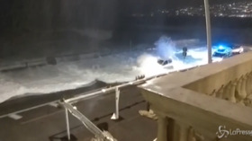Forte mareggiata a Napoli, le onde travolgono le auto in transito