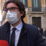 Covid, Toninelli: “Sbagliano i politici che passano la fila e si vaccinano prima di chi salva le vite”
