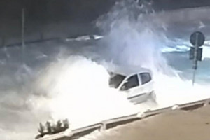 Ancora maltempo sull’Italia: mareggiata a Napoli, Mose attivo a Venezia