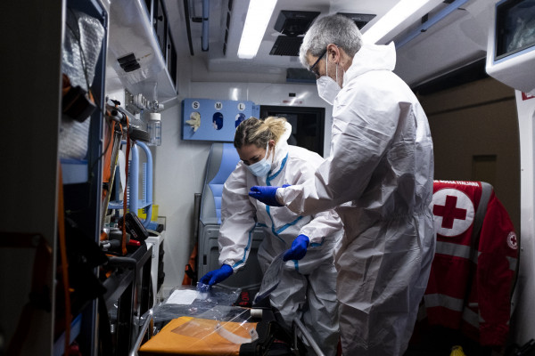 Coronavirus: il lavoro degli operatori della Croce Rossa in ambulanza