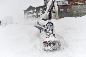 Maltempo, nella notte sono caduti circa due metri di neve sul Colle di Sestriere