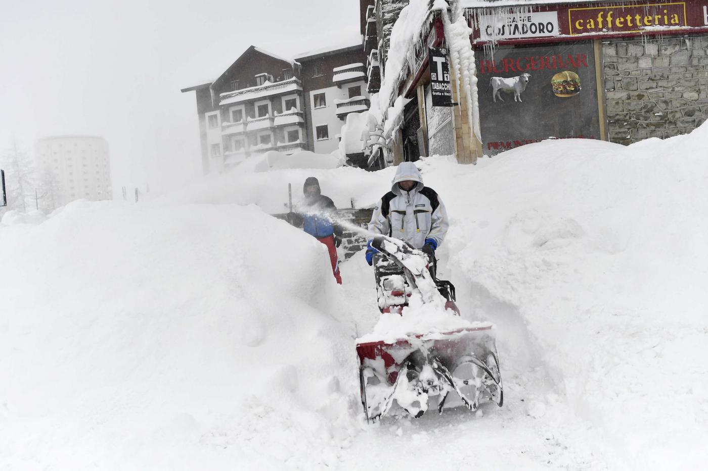 Coronavirus, la richiesta delle Regioni: “Posticipare al 18 gennaio riapertura impianti sci” Coronavirus, la richiesta delle Regioni: “Posticipare al 18 gennaio riapertura impianti sci”