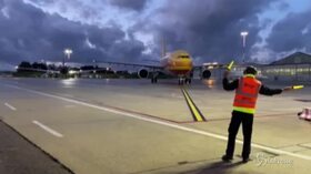 L’arrivo a Ciampino dell’aereo con migliaia di dosi