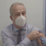 Covid, Locatelli si vaccina: “Sono efficaci e sicuri”