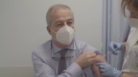Covid, Locatelli si vaccina: “Sono efficaci e sicuri”