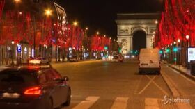 Capodanno, le strade deserte di Parigi