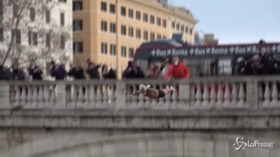 Roma: il tradizionale tuffo di Mister Ok nel Tevere per salutare il 2021