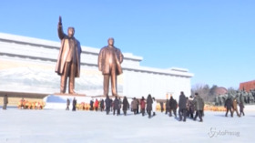 Capodanno in Nord Corea: omaggi alle statue dei leader