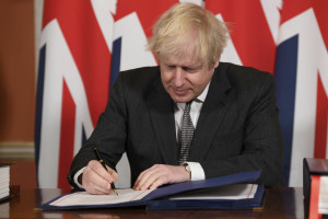 Boris Johnson firma l'accordo sulla Brexit
