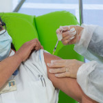 Vaccini, andamento ancora a rilento. Crisanti si immunizza in diretta social