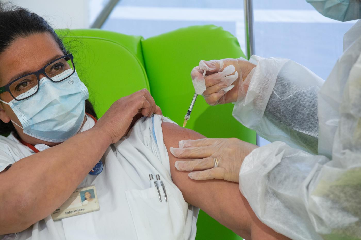 Vaccini, andamento ancora a rilento. Crisanti si immunizza in diretta social Vaccini, andamento ancora a rilento. Crisanti si immunizza in diretta social