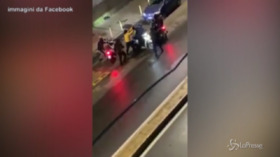 Napoli, rider 50enne accerchiato e derubato dello scooter: parte la solidarietà
