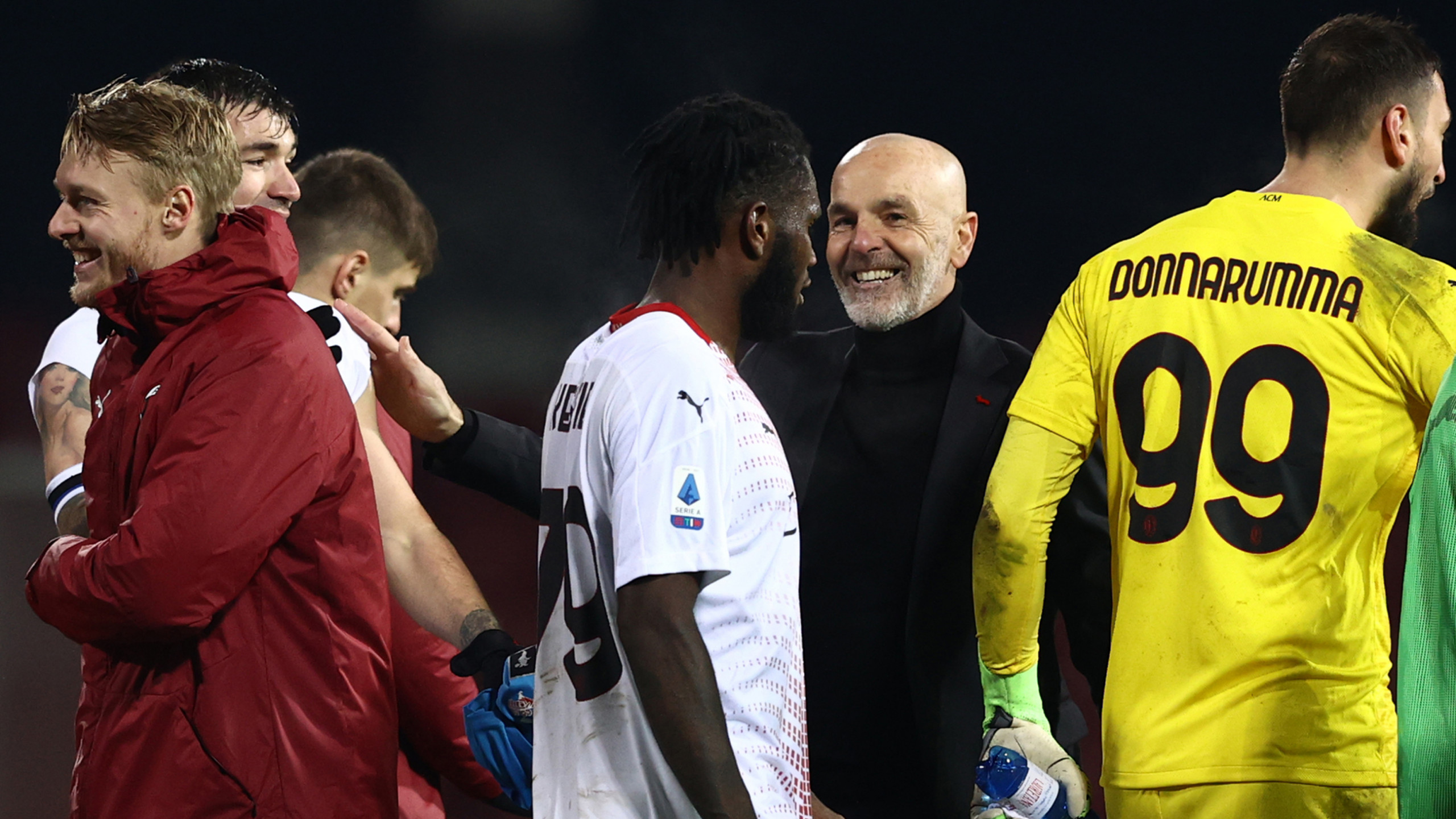 Serie A, Kessie-Leao espugnano Benevento. Milan difende primato