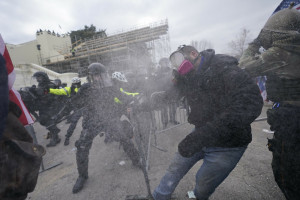 Usa, congresso riunito per ratificare vittoria Biden: proteste davanti a Capitol Hill