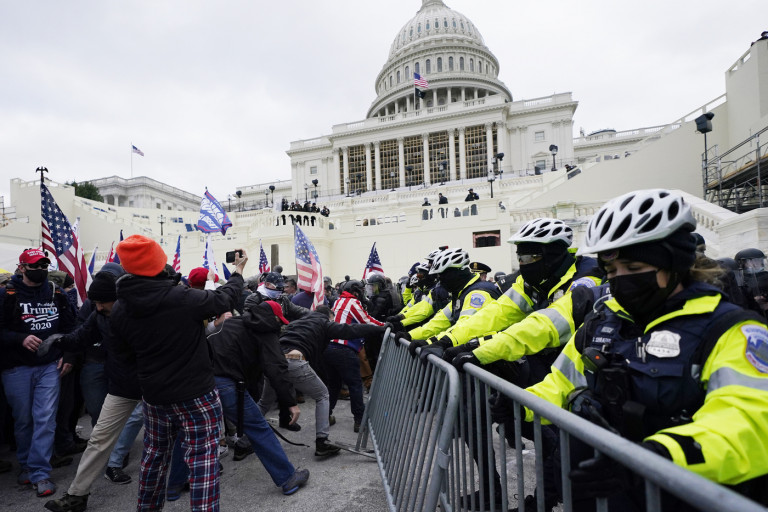 Usa, congresso riunito per ratificare vittoria Biden: proteste davanti a Capitol Hill