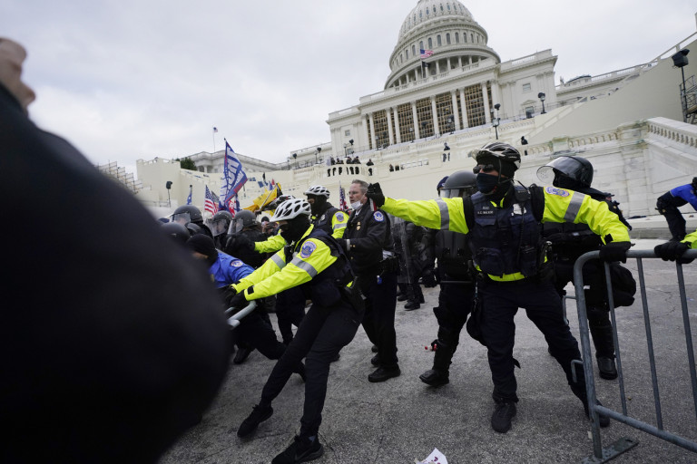 Usa, congresso riunito per ratificare vittoria Biden: proteste davanti a Capitol Hill