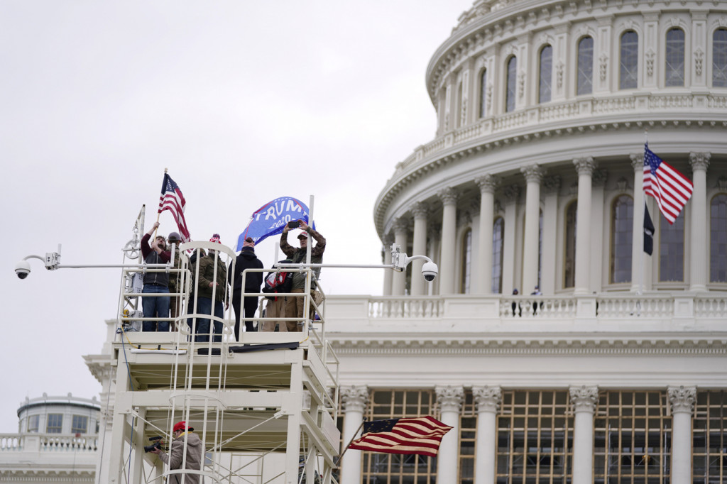 Galleria foto 'I manifestanti trumpisti assediano Capitol Hill | FOTOGALLERY' - foto 10