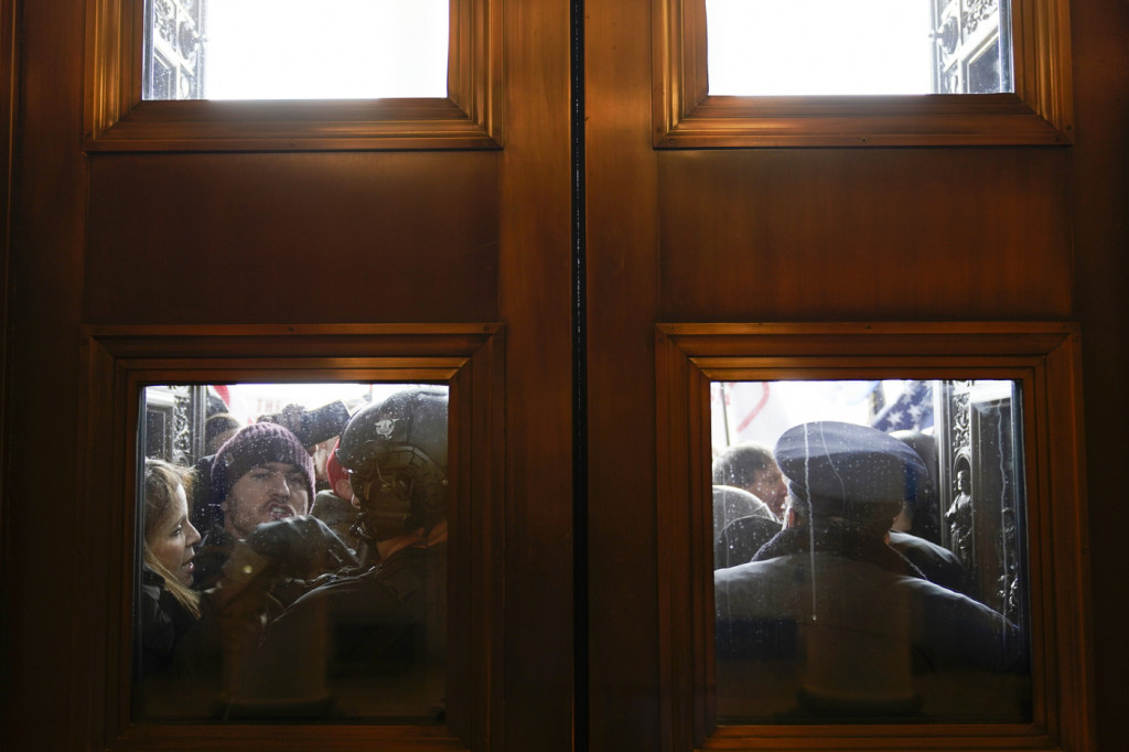 Galleria foto 'I manifestanti trumpisti assediano Capitol Hill | FOTOGALLERY' - foto 9