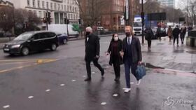 Negata libertà su cauzione a Julian Assange, anche la fidanzata alla sede della Corte britannica