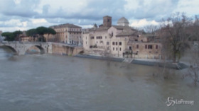 Roma, Tevere in piena dopo il maltempo: isola Tiberina semi sommersa