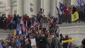 Washington, i sostenitori di Donald Trump irrompono nel Campidoglio