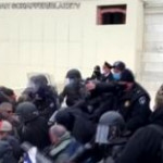 Assalto a Capitol Hill, i sostenitori di Trump sfondano il cordone di polizia