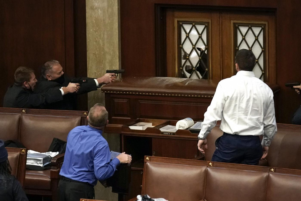 Galleria foto 'I manifestanti trumpisti profanano il Capitol, tempio della democrazia' - foto 6