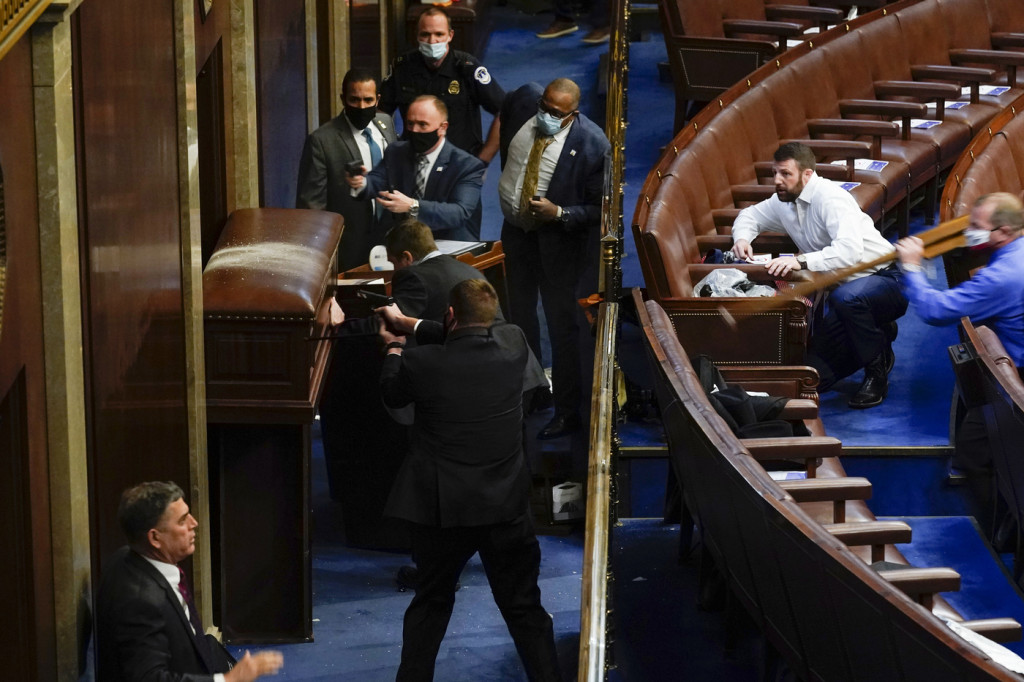 Galleria foto 'I manifestanti trumpisti profanano il Capitol, tempio della democrazia' - foto 14