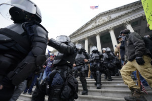 Usa, congresso riunito per ratificare vittoria Biden: proteste davanti a Capitol Hill