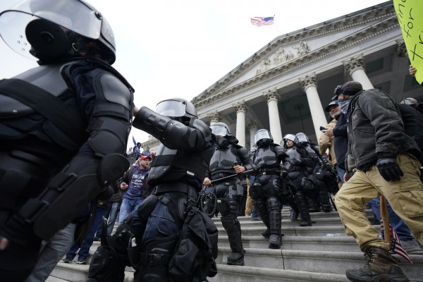 Usa, congresso riunito per ratificare vittoria Biden: proteste davanti a Capitol Hill