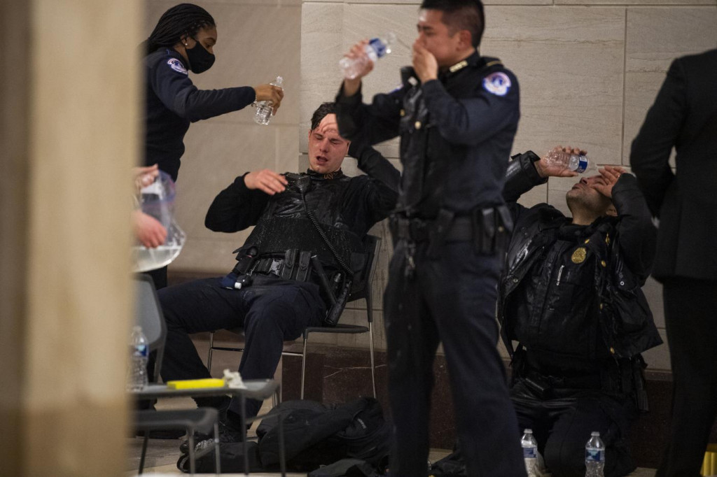 Galleria foto 'I manifestanti trumpisti profanano il Capitol, tempio della democrazia' - foto 3