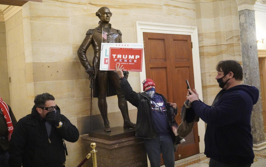 Galleria foto 'I manifestanti trumpisti profanano il Capitol, tempio della democrazia' - foto 8