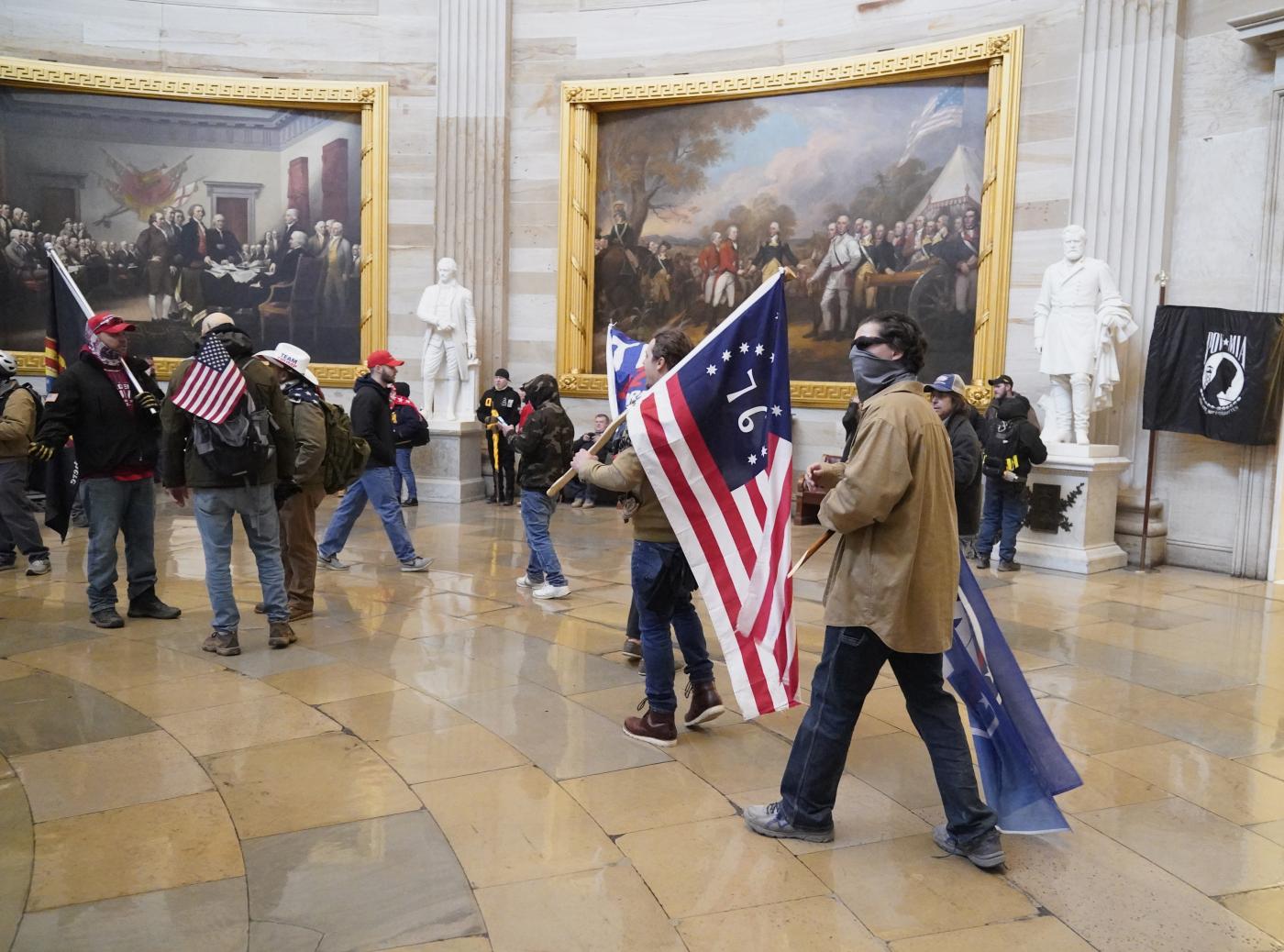 Neonazisti, complottisti di QAnon e suprematisti bianchi: chi sono gli assalitori del Congresso